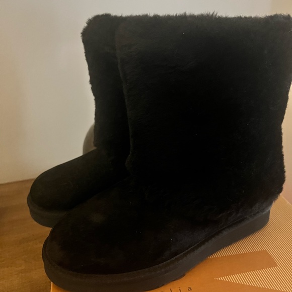 UGG Women’s Patten Boots - Picture 2 of 8